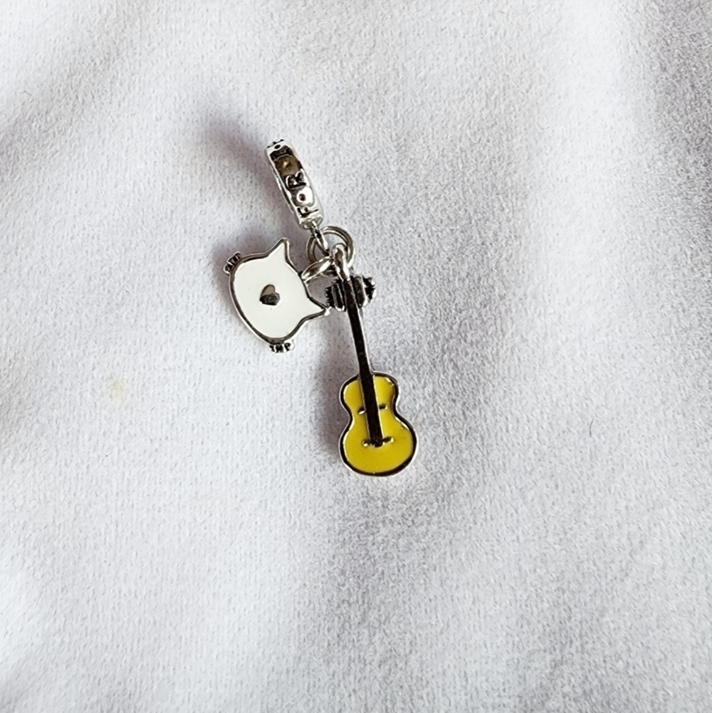 New Friends TV show Phoebe Buffay guitar & smelly cat silver dangle silver charm
